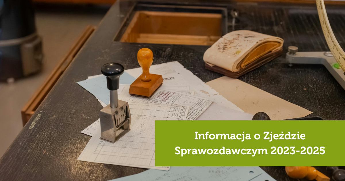 Biurko z dokumentami i starymi pieczątkami. W dolnym lewym rogu na zielonym tle jest biały napis "Informacja o Zjeździe Sprawozdawczym 2023-2025".