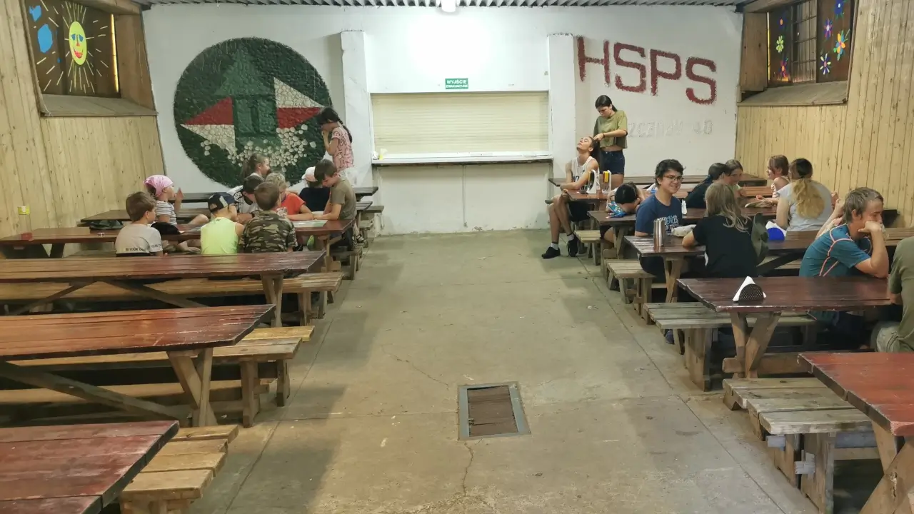 Stanica DWERNICZEK - stołówka wnętrze